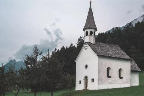 Apakah Gereja itu? Peran dan Tujuannya Menurut Alkitab